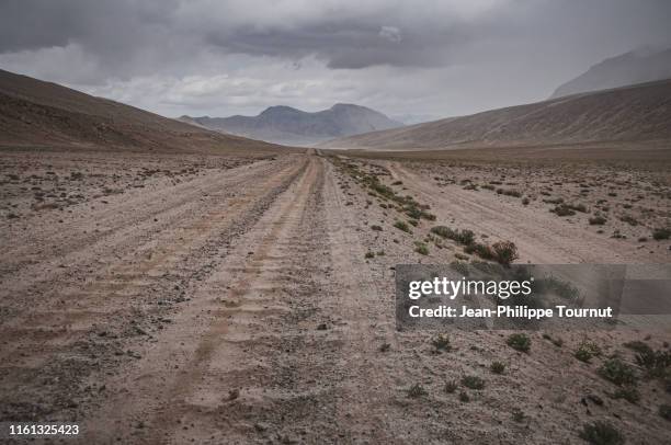 bumpy road on the pamir plateau, badakhshan, tajikistan, central asia - bumpy road stock pictures, royalty-free photos & images