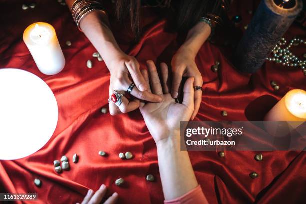 el cajero de la fortuna lee de la palma - fortune teller fotografías e imágenes de stock