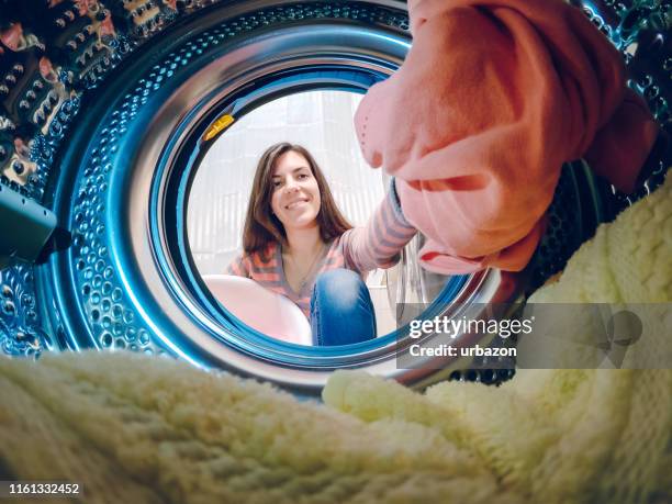 frau, die wäsche macht - remove clothes from stock-fotos und bilder