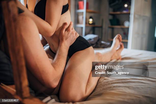 couples partageant l'amour - photo couple sensuelle photos et images de collection
