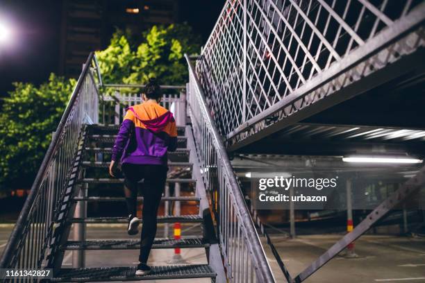 monter les escaliers - joggeuse photos et images de collection