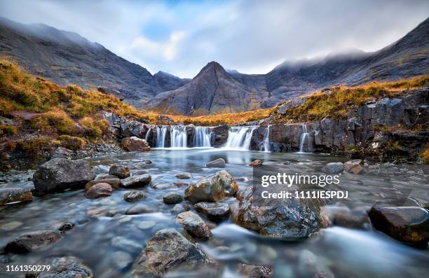 fairy pools, glen brittle, isla de skye, escocia, reino unido - escocia fotografías e imágenes de stock