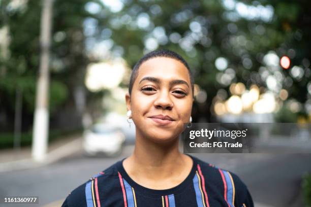 retrato de una joven sonriente mirando a la cámara - lesbiana fotografías e imágenes de stock