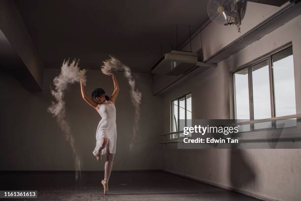 eine asiatische chinesische teenager-balletttänzerin, die tagsüber im ballettstudio mit pulver tanzt - ballet powder stock-fotos und bilder