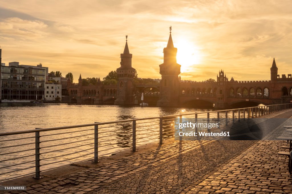 Germany, Berlin-Friedrichshain, view to Oberbaum Bridge at sunrise