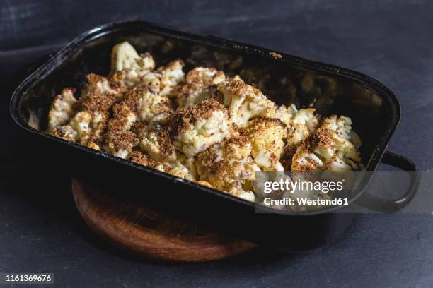 casserole of baked cauliflower florets with hollandaise and breadcrumbs - pan rallado fotografías e imágenes de stock