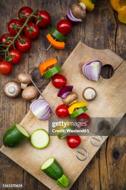 preparation of vegetable skewers - grill von oben stock-fotos und bilder