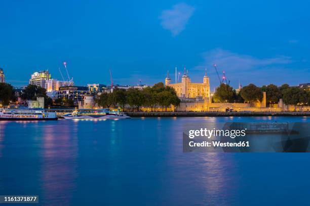 uk, london, river thames and the tower at night - tower of london stock-fotos und bilder