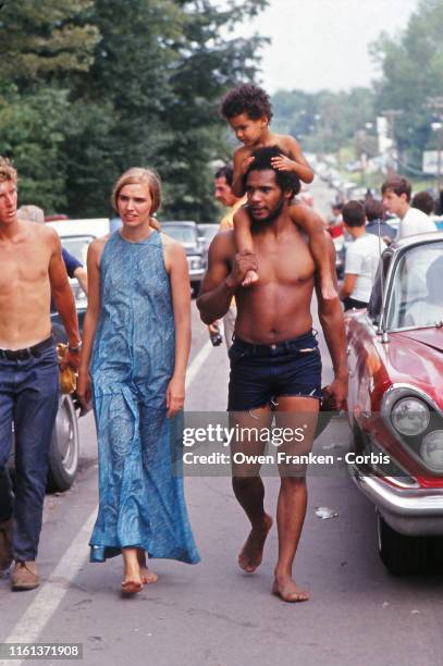 People on the road to the Woodstock Music Festival, Woodstock, US, 15th August 1969. )