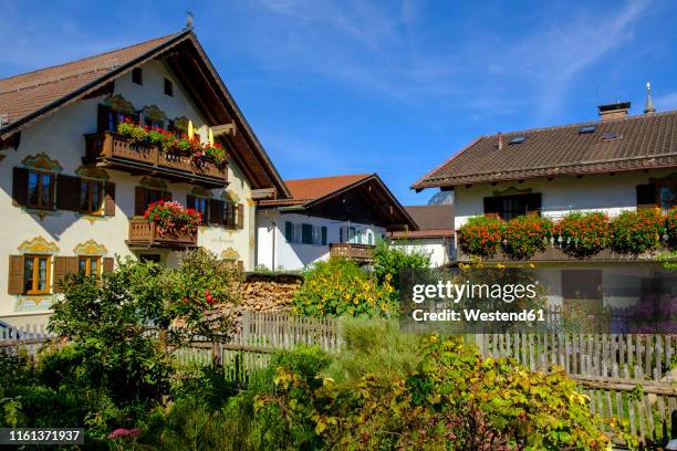 houses with flower boxes, garmisch-partenkirchen, bavaria, germany - arredamento da giardino foto e immagini stock