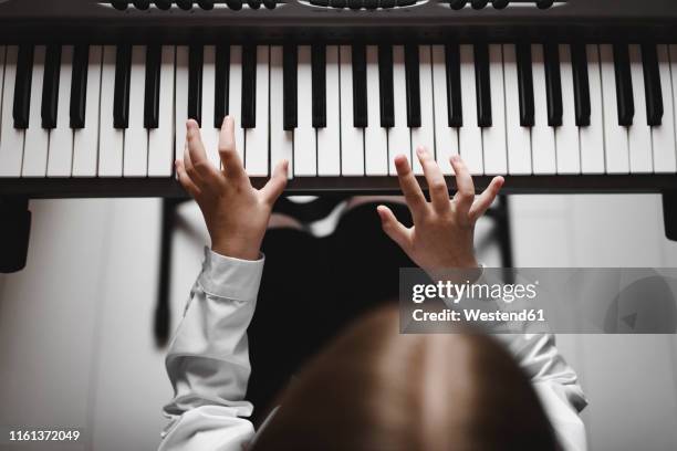 top view of a girl playing synthesizer - keyboard white stockfoto's en -beelden