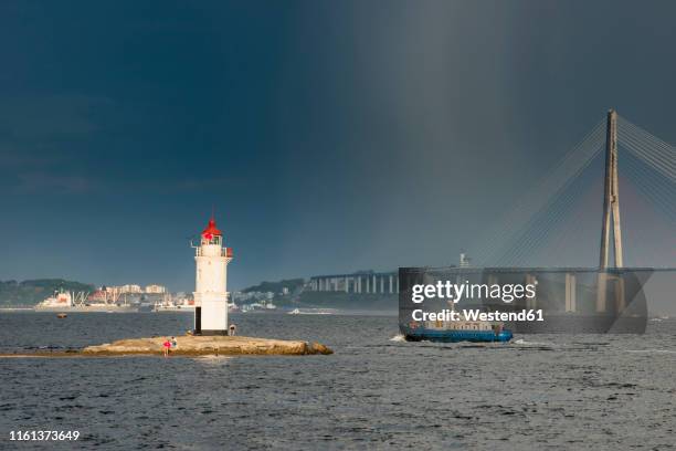 lighthouse before russky bridge in vladivostok, russia - vladivostok - fotografias e filmes do acervo