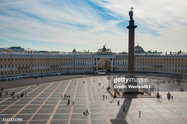 palace square with the alexander column before the hermitage, st. petersburg, russia - sankt petersburg stock-fotos und bilder