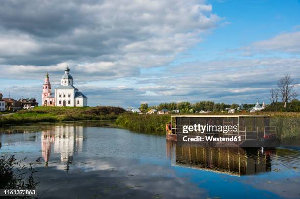 abandonded church reflecting in the kamenka river, suzdal, golden ring, russia - suzdal imagens e fotografias de stock