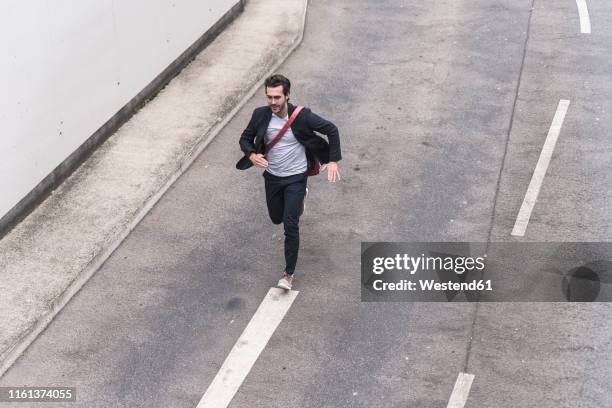 businessman running on road - single lane road - fotografias e filmes do acervo