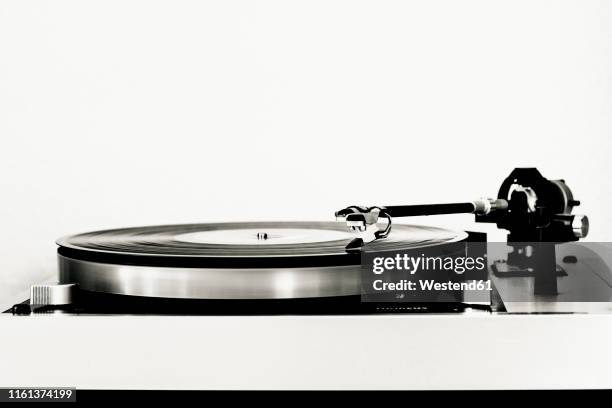 vinyl record on record player - deck stockfoto's en -beelden