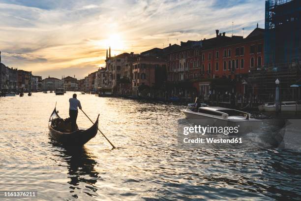 canal grande at sunset, venice, italy - gondola traditional boat stockfoto's en -beelden