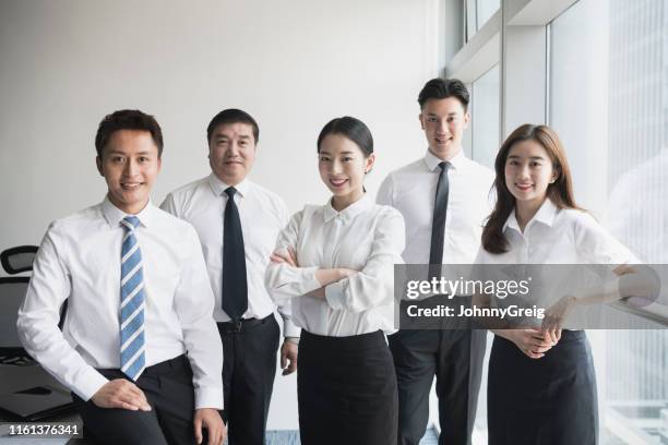 grupo de empresários asiáticos novos de sorriso e de seu ceo - fotografia de grupo - fotografias e filmes do acervo