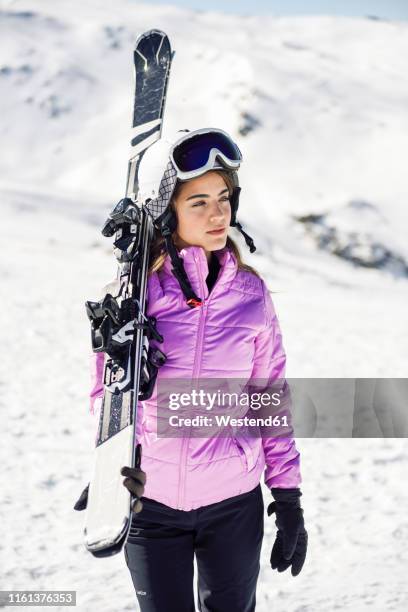 woman carrying her skis over her shoulder, sierra nevada, andalusia, spain - sierra nevada spain ski photos et images de collection