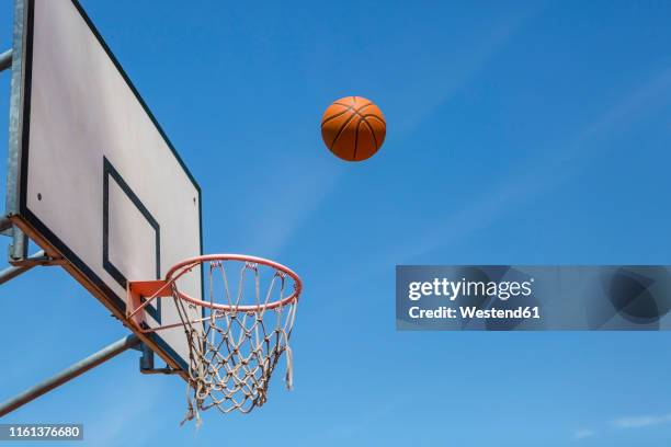 basketball and hoop, blue sky - canasta de baloncesto fotografías e imágenes de stock