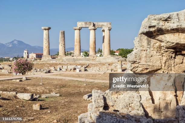 archaeological site with archaic temple of apollo, dorian columns, corinth, greece - templo de apolo corinto imagens e fotografias de stock