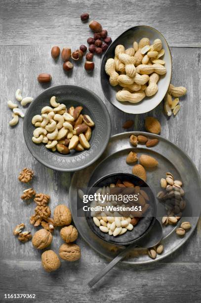 peanuts, hazelnuts, cashew nuts, brazil nuts and almonds - nussschale stock-fotos und bilder