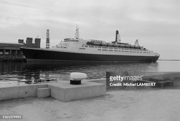 Le paquebot 'Queen Elizabeth 2 ' dans le port de Cherbourg le 17 septembre 1974, France.