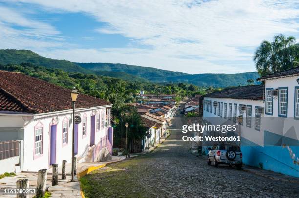 colonial architecture in the rural village of pirenopolis, goias, brazil - goias stock-fotos und bilder