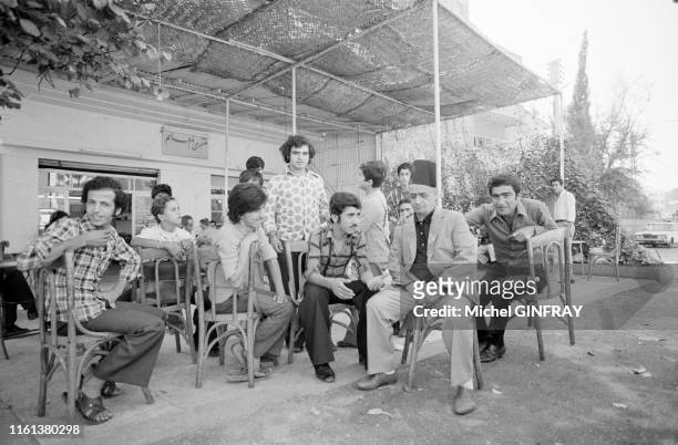 Hommes assis à la terrasse d'un café dans le camp de réfugiés palestiniens de Sabra à Beyrouth le 25 octobre 1974, Liban.