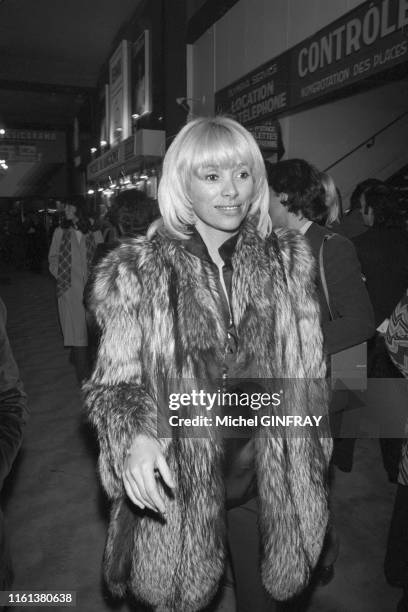 Mireille Darc arrive à l'Olympia de Paris pour assister au concert de Michel Sardou le 30 décembre 1974, France.