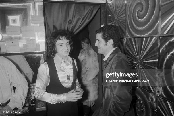 Claude Lelouch félicite Michel Sardou dans sa loge après son concert à l'Olympia de Paris le 30 décembre 1974, France.