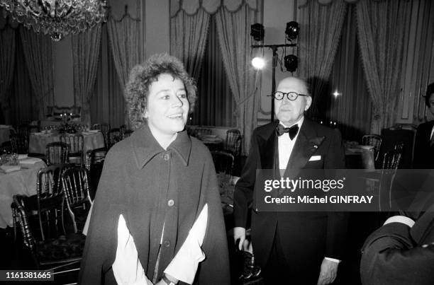 Annie Girardot et Marcel Dassault lors d'une soirée dans les salons du journal 'Jours de France' pour le film 'La Gifle' à Paris le 10 octobre 1974,...