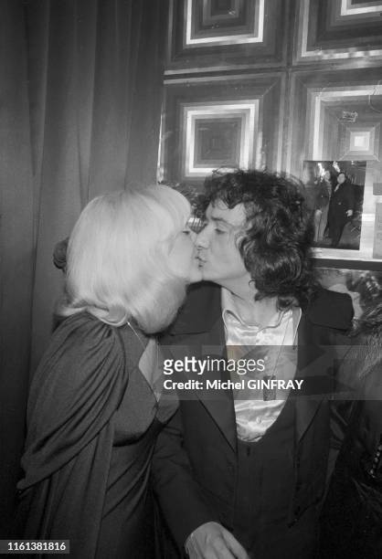 Michel Sardou embrasse sa compagne Babette dans sa loge après son concert à l'Olympia de Paris le 30 décembre 1974, France.