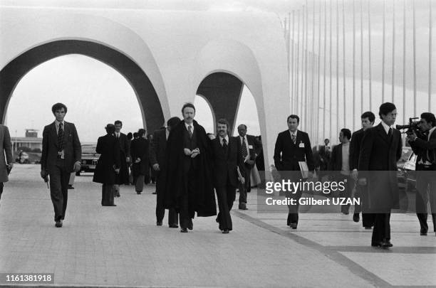 Houari Boumédiène et Abdelaziz Bouteflika, avec à droite Mouloud Hamrouche, au sommet de l'OPEP au palais des nations à Alger en Algérie, le 6 mars...