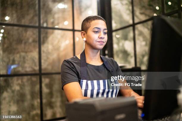 kassiererin arbeitet an registrierkasse im restaurant - black woman on cash register stock-fotos und bilder