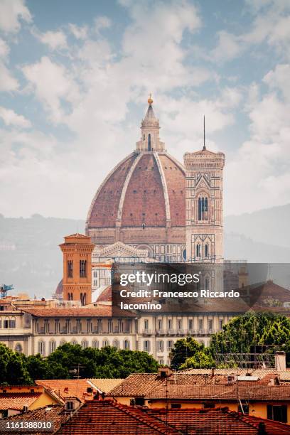 florence, tuscany, italy. santa maria del fiore duomo cathedral from a unique point of view - florence italy 個照片及圖片檔