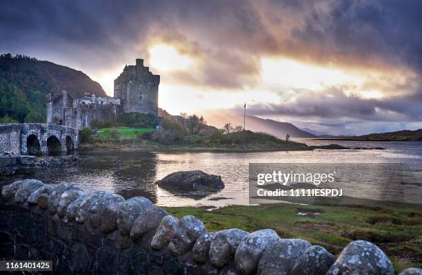 eilean donan castle bei sonnenuntergang, schottland, großbritannien - eilean donan castle stock-fotos und bilder