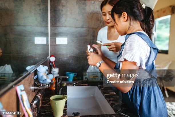 母親和女兒刷牙