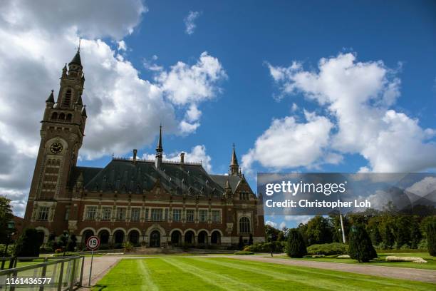 the peace palace - cour internationale de justice photos et images de collection