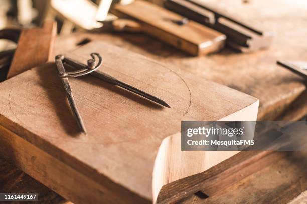 brújula de dibujo - carpintero fotografías e imágenes de stock