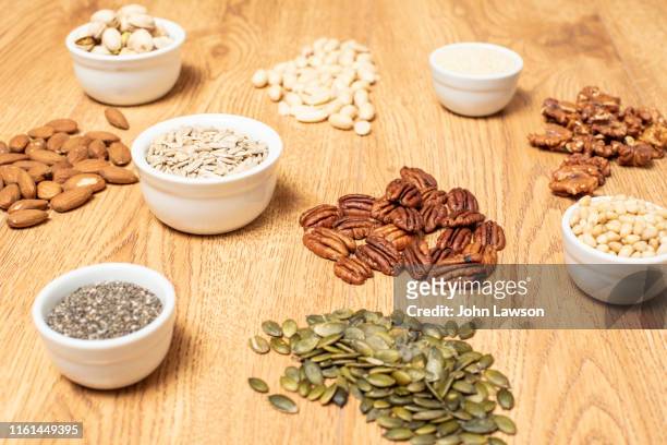 nuts and seeds on a table - 鎂 個照片及圖片檔