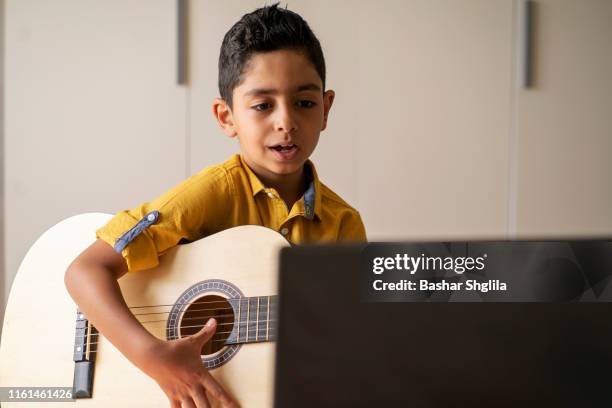 learn to play guitar from youtube - arab people singing stock pictures, royalty-free photos & images