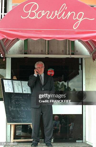 Le Premier secrétaire du Parti Socialiste, Lionel Jospin, répond au téléphone, le 12 mai à Vandoeuvre, avant le début d'un déjeuner-débat, à...