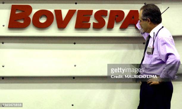 Trader of the Stock Market Values of Sao Paulo , Brazil, is on the phone listening to buying orders 19 March 2001. Un operador de la Bolsa de Valores...