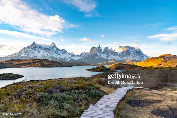 nationaal park torres del paine, chili (nationaal park torres del paine) - cuernos del paine stockfoto's en -beelden