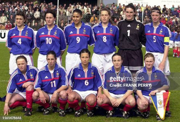 équipe de France féminine de football pose pour une photo de groupe, le 15 avril 2001 au stade Maxime Bossis, à Montaigu, avant d'affronter la...