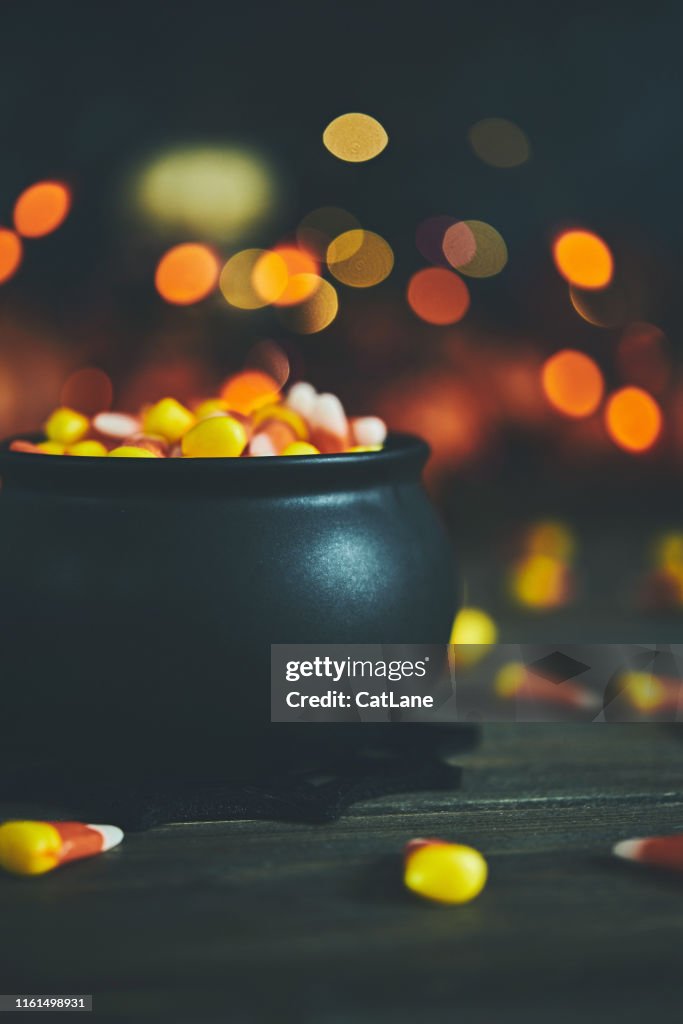 ハロウィーンの静物大鍋とキャンディコーン