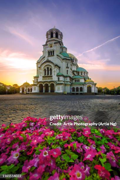 sunrise view of the st. alexander nevsky cathedral, sofia, bulgaria - catedral de san alejandro nevski fotografías e imágenes de stock