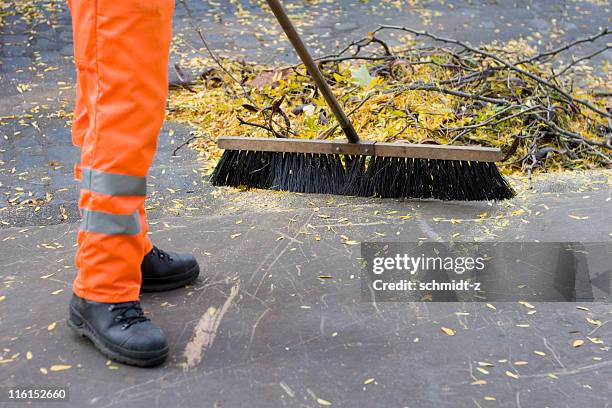 reinigung der straße - besen stock-fotos und bilder