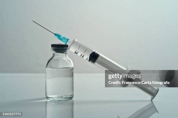 syringes and injectable medications - medicinflaska bildbanksfoton och bilder